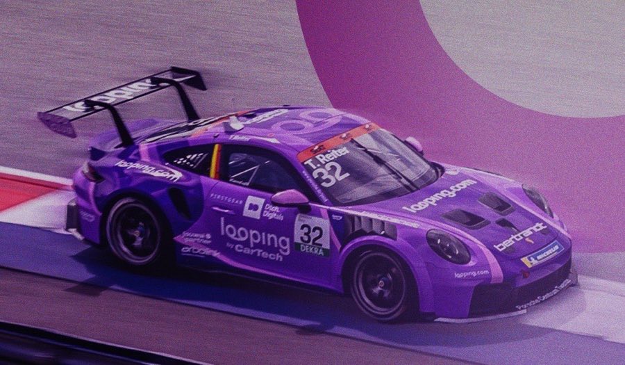 De paarse Porsche van looping by CarTech op het circuit